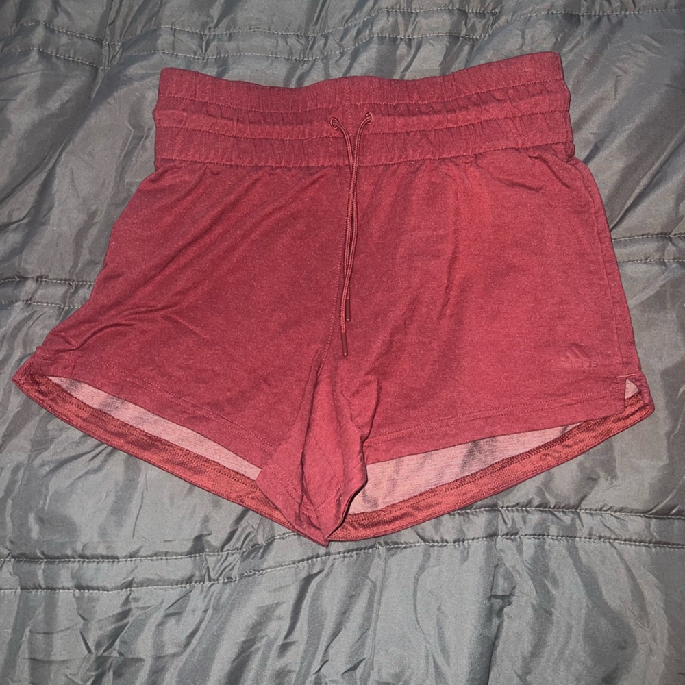 High-waisted Adidas Shorts (red)